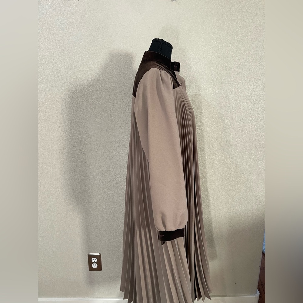 Vintage Victorian Style Trapeze knife pleated coat with brown velvet accents - Picture 3 of 13